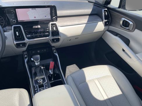Used 2023 Kia Sorento EX w/ Panoramic Sunroof Package FWD image 12