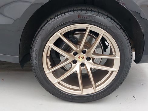 Certified 2023 Porsche Macan AWD/4WD image 36
