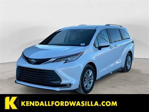 Used 2023 Toyota Sienna Limited image 1