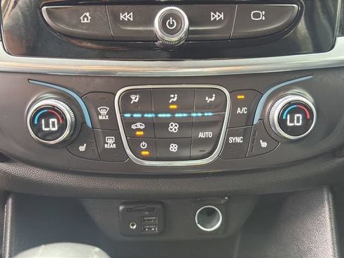 Used 2021 Chevrolet Traverse RS FWD image 19