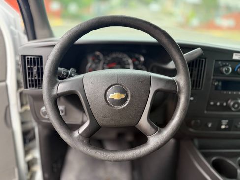 Used 2013 Chevrolet Express 2500 RWD image 18