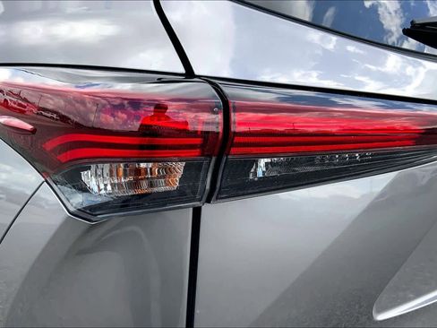 Certified 2025 Toyota Highlander XLE image 27