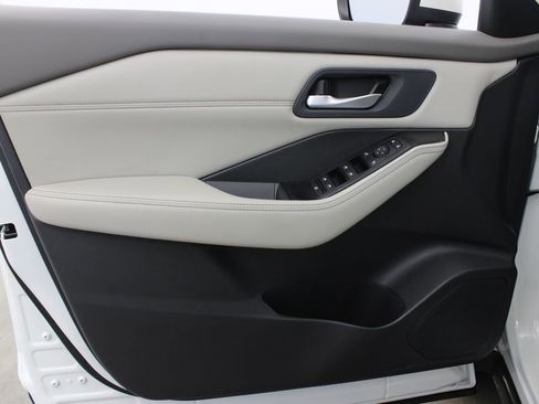 Used 2023 Nissan Rogue SV w/ SV Premium Package image 17