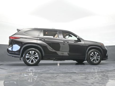 Used 2022 Toyota Highlander XLE FWD image 61