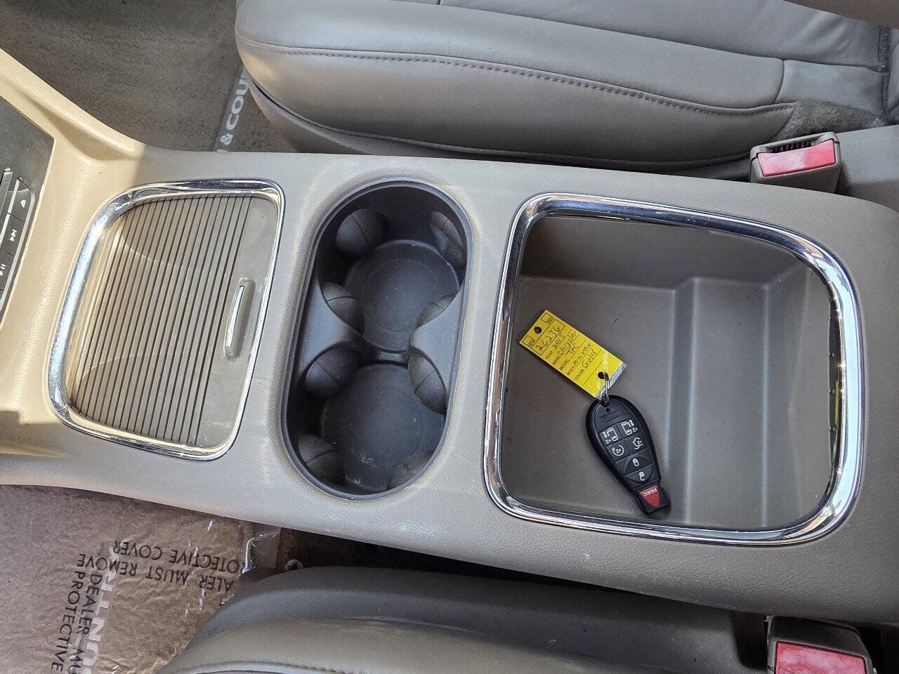 Used 2015 Chrysler Town & Country Limited Platinum FWD image 17