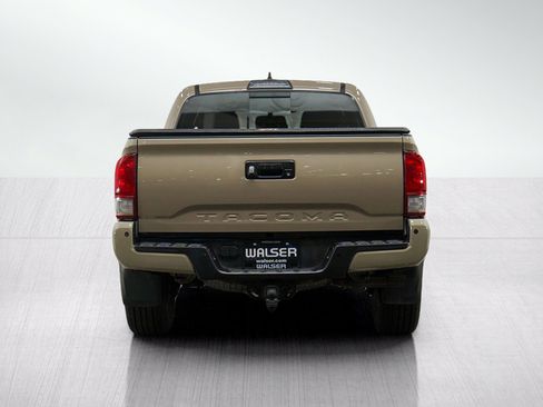 Used 2017 Toyota Tacoma TRD Off-Road w/ Premium & Technology Package AWD/4WD image 4