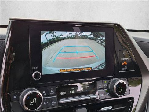 Used 2023 Toyota Highlander XLE FWD image 13