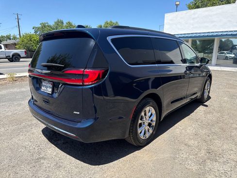 Used 2022 Chrysler Pacifica Touring-L AWD/4WD image 5