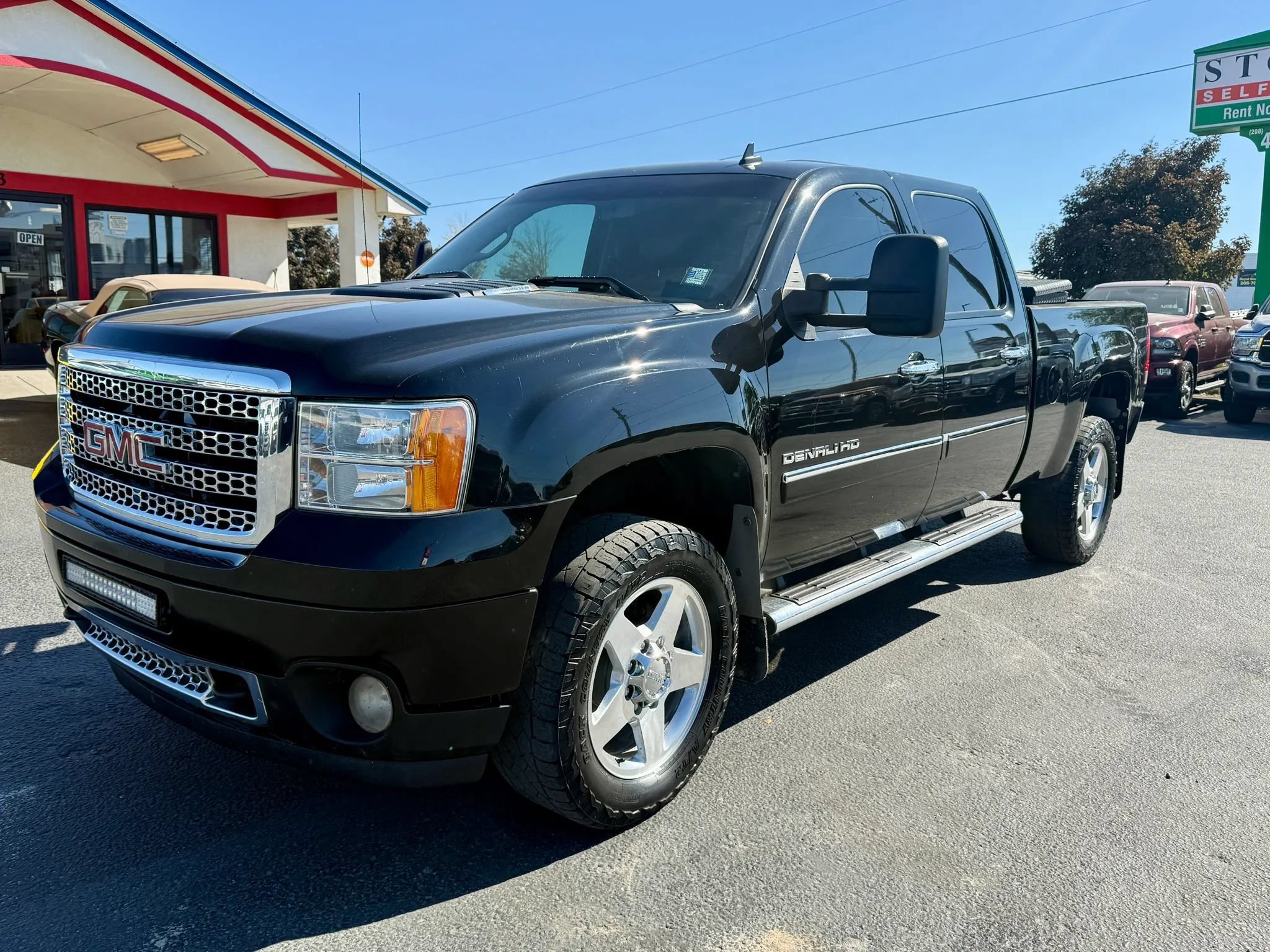 Used 2011 GMC Sierra 2500 Denali AWD/4WD image 1