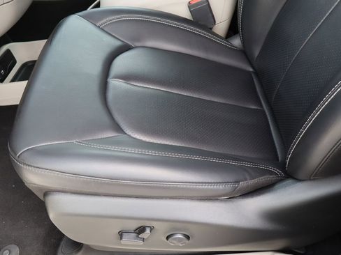 Used 2023 Chrysler Pacifica Touring-L FWD image 20
