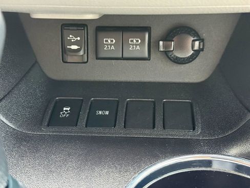 Used 2018 Toyota Highlander LE image 33