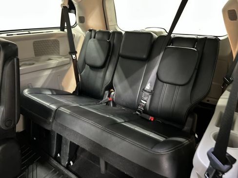 Used 2014 Chrysler Town & Country Touring FWD image 20