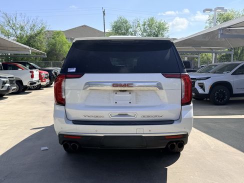 Used 2022 GMC Yukon XL Denali w/ Denali Premium Package image 4