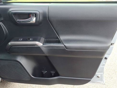 Used 2019 Toyota Tacoma TRD Off-Road AWD/4WD image 17