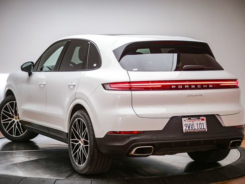 Certified 2025 Porsche Cayenne AWD/4WD image 3