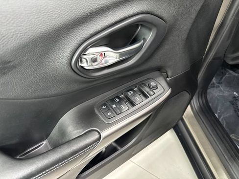 Used 2019 Jeep Cherokee Latitude w/ Popular Appearance Group AWD/4WD image 9