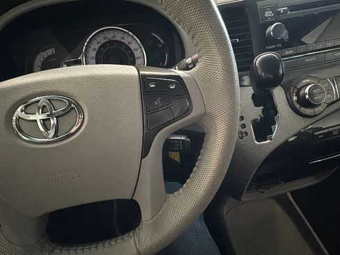 Used 2014 Toyota Sienna SE FWD image 42