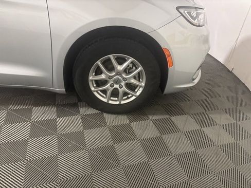 Used 2024 Chrysler Pacifica Touring-L image 52