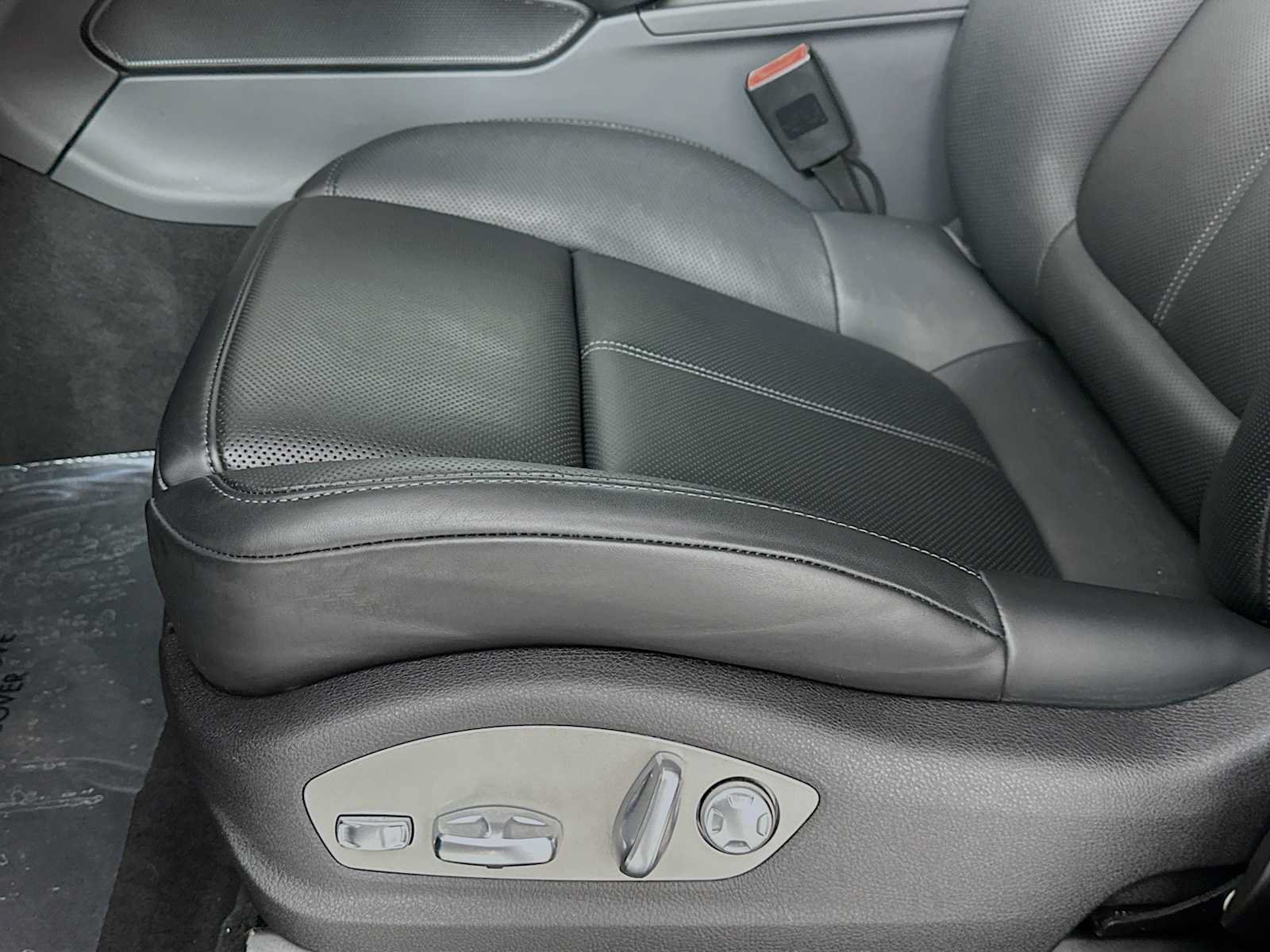 Certified 2026 Porsche Macan AWD/4WD image 12
