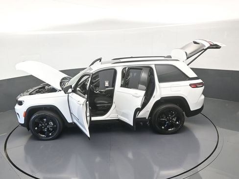 Used 2025 Jeep Grand Cherokee Altitude image 65