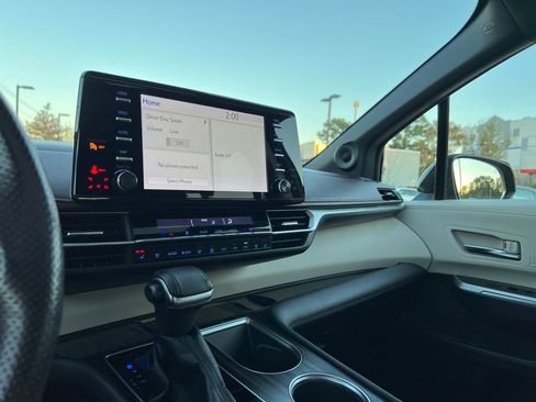 Used 2022 Toyota Sienna Platinum image 24