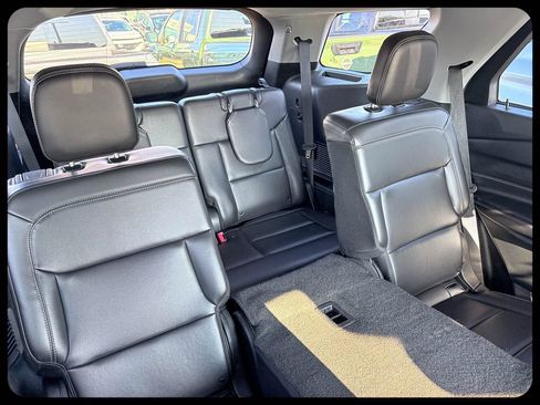 Used 2024 Ford Explorer XLT w/ Equipment Group 202A RWD image 9