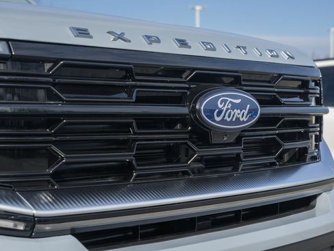 New 2025 Ford Expedition Platinum w/ Driver's Package image 17