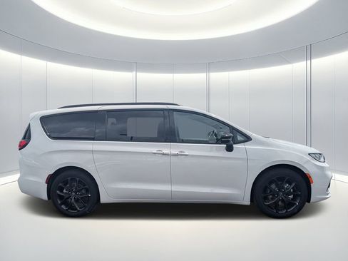 New 2026 Chrysler Pacifica Limited w/ S Appearance Package FWD image 2