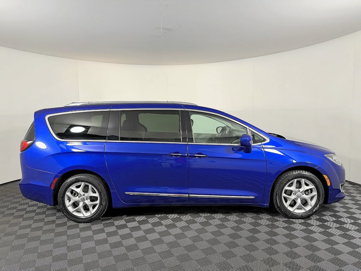 Used 2018 Chrysler Pacifica Touring-L w/ Tire & Wheel Group FWD image 6