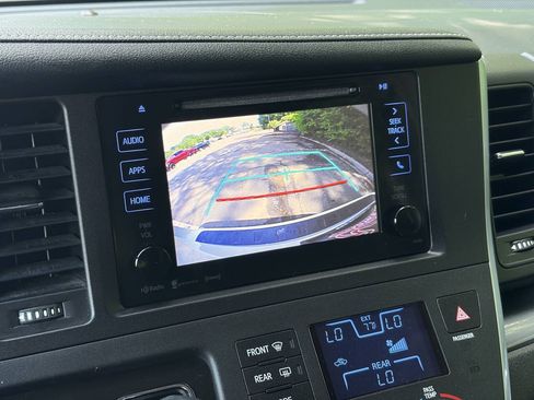 Used 2017 Toyota Sienna SE Premium FWD image 40