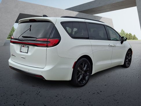 Used 2025 Chrysler Pacifica Limited FWD image 6