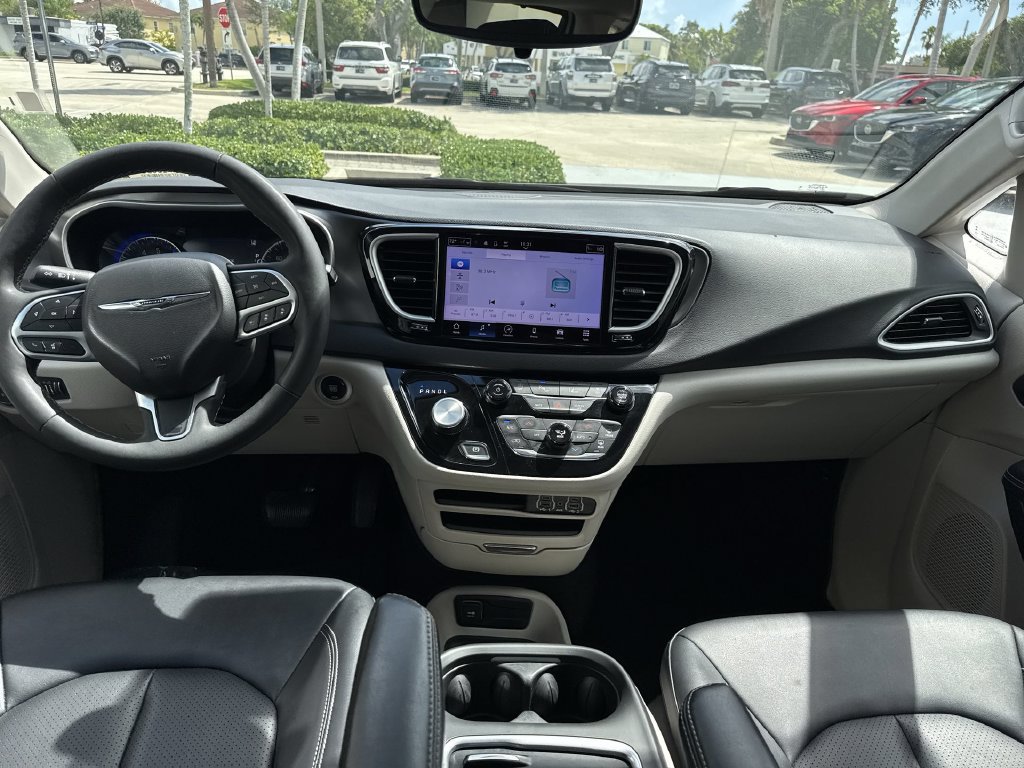 Used 2024 Chrysler Pacifica Touring-L FWD image 14
