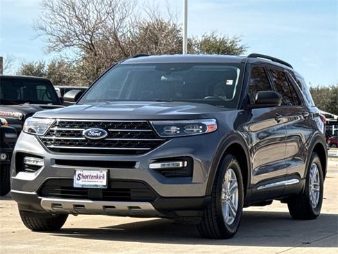 Used 2021 Ford Explorer XLT w/ Equipment Group 202A image 3