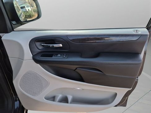 Used 2018 Dodge Grand Caravan SE w/ UConnect Hands-Free Group image 13