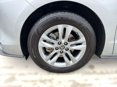 Used 2022 Toyota Sienna Limited image 12