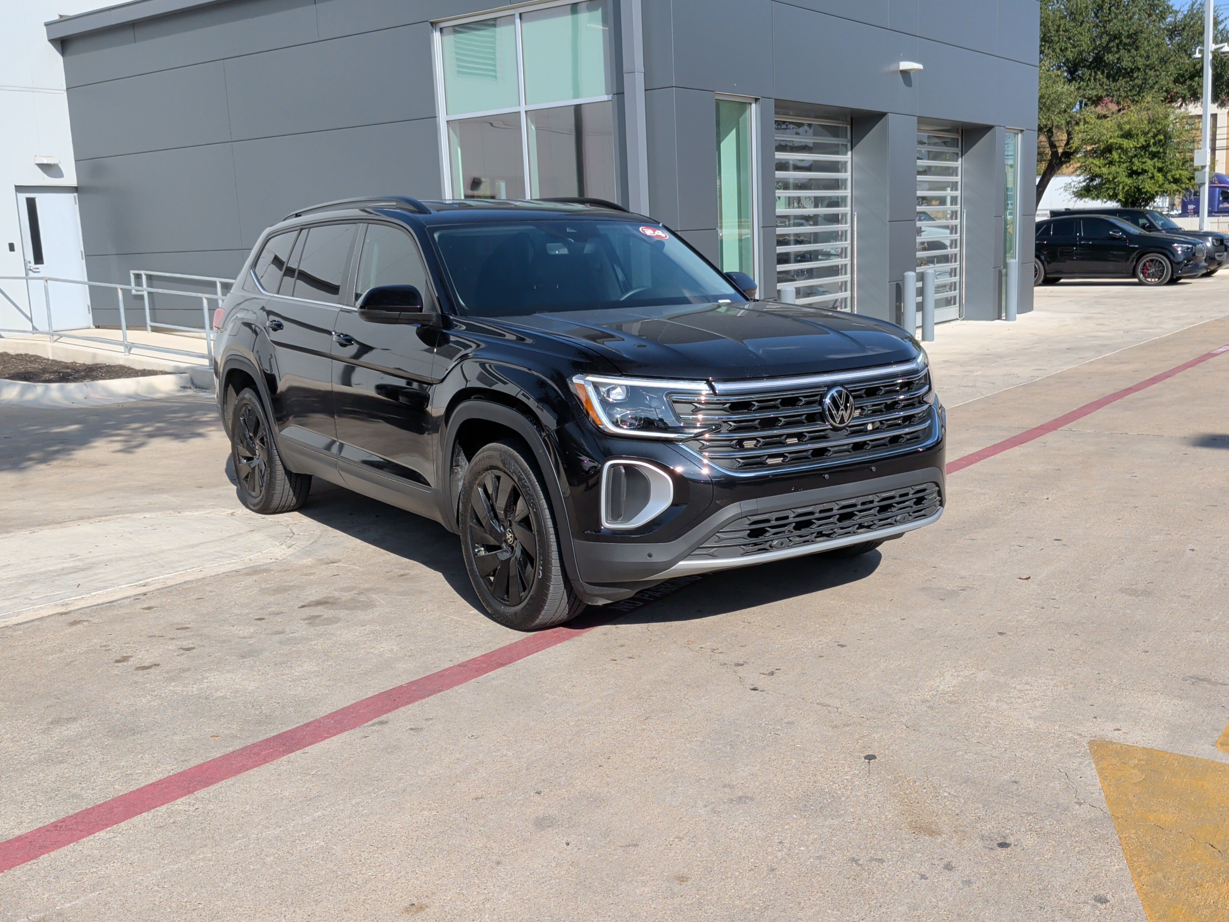 Used 2024 Volkswagen Atlas SE w/ Black Wheel Package FWD image 2