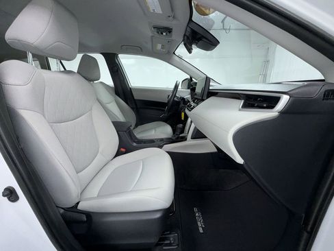 Used 2024 Toyota Corolla Cross L image 11