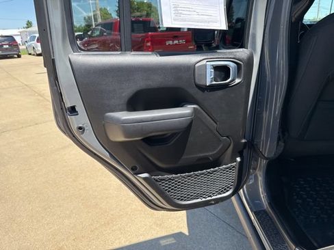 Used 2023 Jeep Gladiator Rubicon w/ Cold Weather Group AWD/4WD image 21