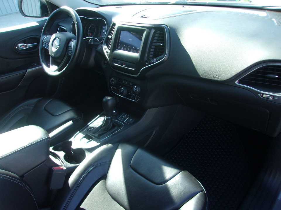 Used 2019 Jeep Cherokee Latitude Plus w/ Cold Weather Group AWD/4WD image 21