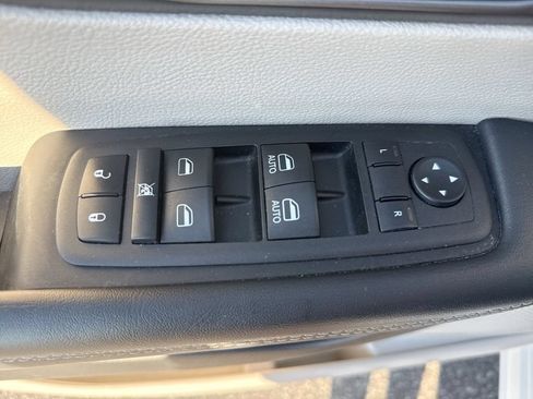 Used 2023 Chrysler Pacifica Touring-L FWD image 22