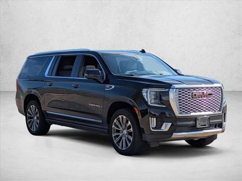 Used 2021 GMC Yukon XL Denali w/ Denali Premium Package image 3