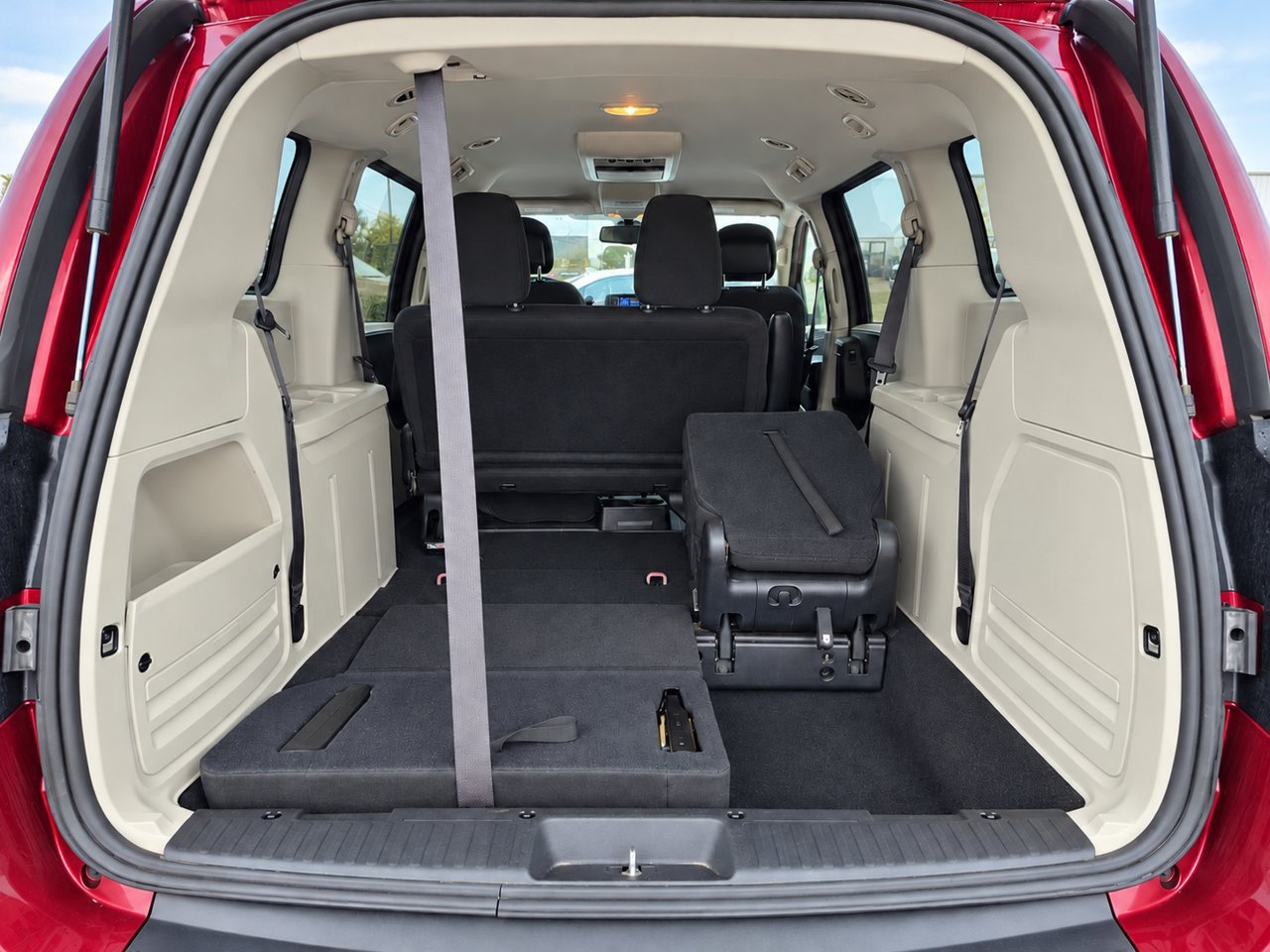 Used 2019 Dodge Grand Caravan SE FWD image 25