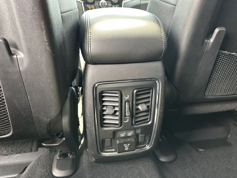 Used 2021 Jeep Grand Cherokee Limited w/ Premium Lighting Group AWD/4WD image 23