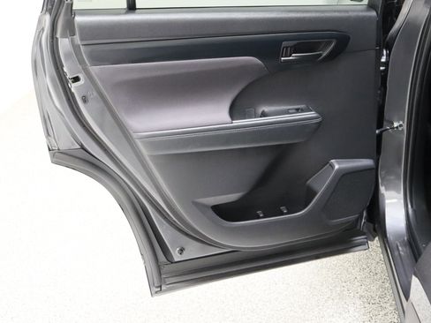 Used 2025 Toyota Highlander LE image 26