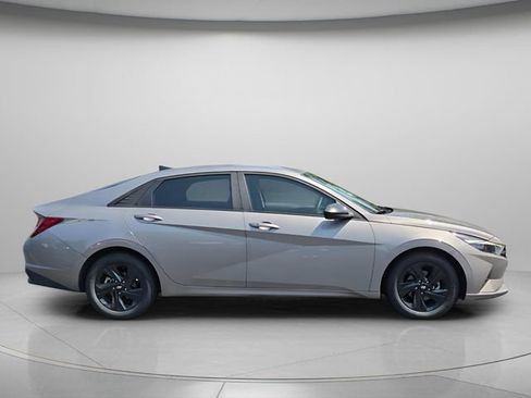 Used 2023 Hyundai Elantra SEL FWD image 9