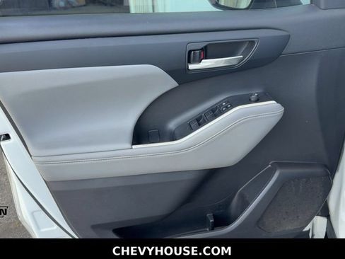 Used 2022 Toyota Highlander XLE FWD image 10