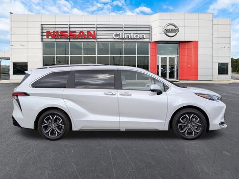 Used 2025 Toyota Sienna Platinum AWD/4WD image 2