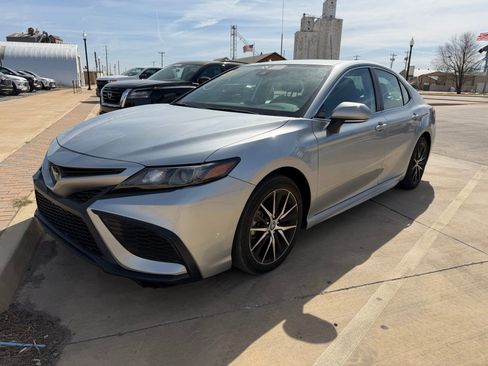 Used 2023 Toyota Camry SE image 2