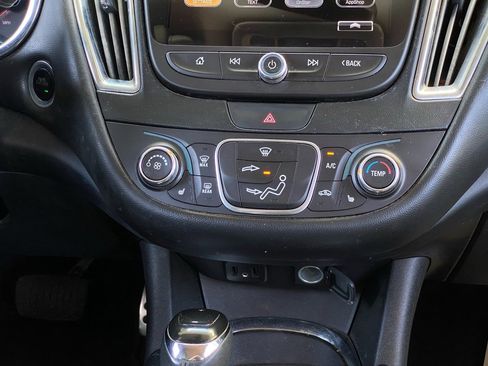 Used 2017 Chevrolet Malibu LT w/ Leather Package image 9