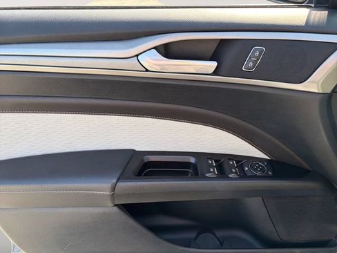 Used 2019 Ford Fusion SE w/ Equipment Group 151A FWD image 10